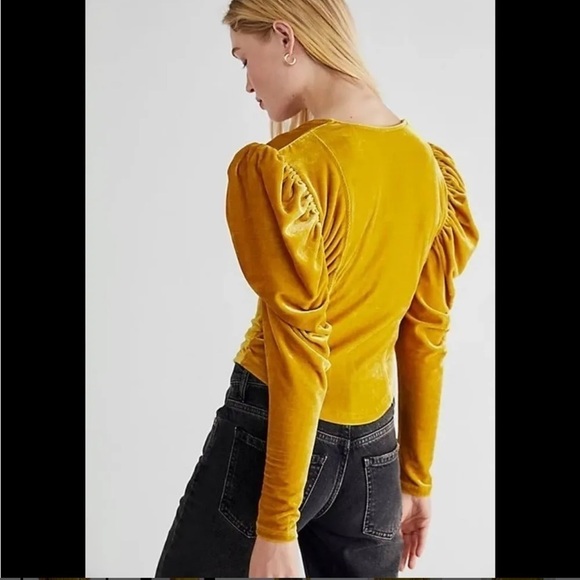 NWT Free People Hold Me Puff Sleeve Velvet Top in glistening gold - Picture 2 of 5
